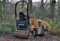 Caterpillar Walze mitten im Wald abgestellt - 25.11.2012
