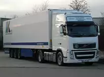 Volvo FH 500 von  Zobel , unterwegs mit K�hlauflieger, legt am sp�ten Nachmittag des 31.12.2012 eine Pause auf dem Rasthof W�rnitz ein.