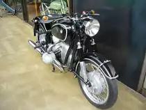 BMW R 50/2. 1960 - 1969. Die R 50 wurde bereits 1955 vorgestellt. Als R 50/2 wurde sie ab 1960 mit einem verbesserten Fahrwerk ausgeliefert. Der 2-Zylinderboxermotor hat einen Hubraum 490 cm� und leistet 26 PS. Das abgelichtete Motorrad im klassischen BMW-schwarz entstammt dem letzten Baujahr. Classic Remise D�sseldorf am 26.01.2013.