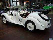 BMW 328 Roadster. Der Wagen wurde 1936 vorgestellt und von 1937 - 1939 in Serie produziert. Von dem Sport Roadster wurden nur 464 Einheiten gefertigt. Der 6-Zylinderreihenmotor mit 1.971 cm� Hubraum leistet 80 PS und kann den Wagen auf 150 km/h beschleunigen. Siege beim Eifelrennen 1936 und der Mille Miglia 1939 unterstreichen den sportlichen Charakter dieses Sportwagens. Classic Remise D�sseldorf am 26.01.2013.