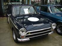 Lotus Cortina MK1. 1963 - 1966. Der Lotus Cortina basiert auf dem 1962 vorgestellten Cortina von Ford/GB. 1963 nahm sich Colin Chapman, der Eigner von Lotus, im Auftrag der englischen Ford-Werke des Cortina an. Der 1.5l 4-Zylinderreihenmotor leistet 105 PS. Classic Remise D�sseldorf am 26.01.2013.