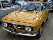 Alfa Romeo GT 1300 Junior. 1966 - 1970. Die GT oder auch Sprint genannten Modelle waren die zweit�rige Coupeversion der bereits 1962 vorgestellten Giulia. Der 4-Zylinderreihenmotor mit 1.290 cm� Hubraum leistet 89 PS. Im Jahr 1970 erfuhr das Coupe ein Facelift. Die Modelle vor diesem Facelift werden aufgrund der etwas abgesetzten Motorhaube auch  Kantenhauber  genannt. Classic Remise D�sseldorf am 26.01.2013. 