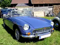 MG-B,rechtsgesteuert hat sich zur Oldtimerausstellung in M�nsteuer eingefunden; 120812