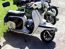 Lambretta X150 Special, hat sich zu einer Gruppe Zweiradoldtimer gesellt; 120812