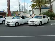 MB E-Klassen-Taxis warten in Puerto del Carmen/Lanzarote auf Kundschaft, Januar 2013