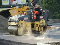 Vibrationswalze der Baufirma STRABAG verdichtet bei der Kreisverkehrbaustelle Ried den frisch aufgebrachten Asphalt; 121018