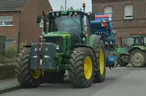 Ein John Deere 6830 nach getaner S�harbeit in Gubberath abgestellt. 14.9.2012