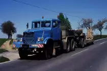Zugmaschine russischer Bauart Typ Kraz mit Transportanh�nger 
unterwegs bei L�bau am 2.5.1990 noch zu Zeiten der DDR.