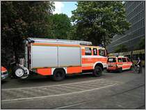 Am 06.05.2008 standen mehrere Fahrzeuge der D�sseldorfer Feuerwehr bei der Kirche St. Peter, die nach einem Brand im letzten Jahr derzeit saniert wird. Im Bild ein L�schfahrzeug und ein Notarztwagen. Am n�chsten Tag stand in der Zeitung, dass es bei Arbeiten am Ger�st einen t�dlichen Unfall gegeben hatte.