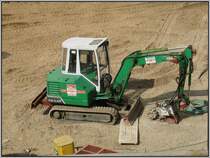 Die Baustelle des Hochhaus-Projekts  Sign  im D�sseldorfer Medienhafen am 06.05.2008. Zum Gl�ck gibt es die M�glichkeit, durch den Bauzaun in die Baugrube zu schauen. Im Bild ein Kompaktbagger, dessen Hersteller leider nicht erkennbar ist.

Nachtrag: Bei dem Bagger handelt es sich um einen O&K-Bagger vom Typ RH 1.45, vielen Dank an den Kollegen f�r diese Information.