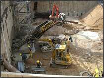 Die Baustelle des Hochhaus-Projekts  Sign  im D�sseldorfer Medienhafen am 06.05.2008. Zum Gl�ck gibt es die M�glichkeit, durch den Bauzaun in die Baugrube zu schauen. Im Bild kleine Bagger und eine Bohrmaschine, deren Hersteller leider nicht erkennbar ist.