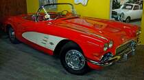 Chevrolet Corvette, Baujahr 1961, war die letzte Ausf�hrung der ersten Corvette, 8-Zyl.Motor mit 4600ccm und 200PS, Vmax.210Km/h, Automuseum Fritz B.Busch, Aug.2012