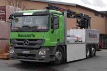 MB Actros 2544 mit Ladekran steht zur Beladung bei RWZ in H�nfeld, Januar 2013