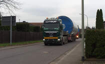 MAN Zugmaschine mit Schwertransport. Die Windkraft hat Vorfahrt, zumindest mal bei diesem Schwertransport durch unseren Ort und unsere Strae. Ob die Teile der Windrder in Deutschland blieben oder ber die 2 Kilometer entfernte franzsische Grenze rollten kann ich nicht mit Gewissheit sagen. Auf jeden Fall ist die Zahl der Windrder auf der franzsischen Seite sehr stark angewachsen. 24.11.2012
