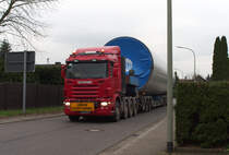 Scania Zugmaschine mit Schwertransport.
Die Windkraft hat Vorfahrt, zumindest mal bei diesem Schwertransport durch unseren Ort und unsere Strae. Ob die Teile der Windrder in Deutschland blieben oder ber die 2 Kilometer entfernte franzsische Grenze rollten kann ich nicht mit Gewissheit sagen. Auf jeden Fall ist die Zahl der Windrder auf der franzsischen Seite sehr stark angewachsen. 24.11.2012