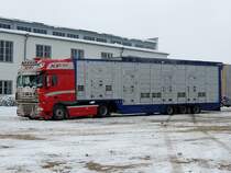 DAF XF105.510 mit Groviehtransportauflieger in winterlicher Umgebung; 130118