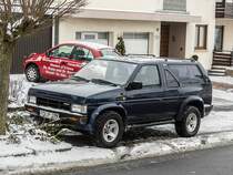 Nissan Terrano I. Das Dreieck Fenster hinder der B Säule macht ihn eine der interessantesten aussehende Geländewagen. (Datum: 18.01.2013)