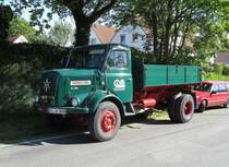 Dieser alte Henschel Kipper HS 140 gehrt dem Fuhrunternehmen Weber in Georgsmarienhtte. Das Fahrzeug stand am 1.5.2011 bei einem Oldtimer 
Treffen in Westerkappeln - Velpe.