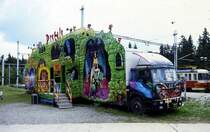 Liaz Sattelzug als Schausteller Fahrzeug, hier eine Geisterbahn,
am Bahnhof in Strebske Pleso in der Hohen Tatra (Slowakei)am 26.6.2001.