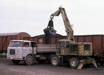 Ladeszene mit einem Liaz Lkw am Bahnhof in Tiszafred in der ungarischen
Puszta am 15.4.1989.