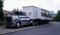 Mack Zugmaschine mit Sattelauflieger hier als Promotion Fahrzeug in
Knittelfeld / sterreich am 15.5.1999.