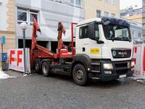 MAN TGS28.360 hat soeben einen Bauschuttcontainer abgesetzt; 130208