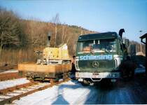 Mercedes-Benz 1619 mit Atlas Autokran nach dem berladen eines Schliesing Holzzerkleinerers auf einen Plattformwagon der Erzgebirgsbahn in Burghartsdorf anfang der 1990er Jahre.