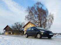 MAZDA auf eisiger Fahrbahn; 121209