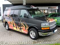 Chevrolet-Bus wurde beim Beschriftungszentrum Ried fr die Kochprofis-Einsatz am Herd, mit feurigem Design versehen; 121124