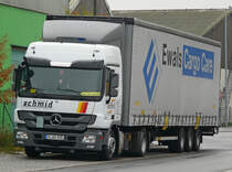 MB Actros MP3 1841 von  Schmid  mit Sattelauflieger von  Ewals  bei der Pause im Nrnberger Hafengebiet, 01.11.2012