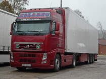 Volvo FH 480 mit Khlauflieger von  Kolarec  aus Kroatien pausiert auf einem Parkplatz an der BAB 6, 18.11.2012