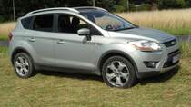  Ford Kuga 2,0 TDCI 4x4 in der prallen Sonne auf einer Heuwiese am Elfrather See am 22.Juli 2012.