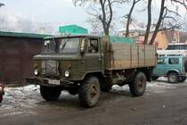 Dieser russische Klein LKW hier am 15.6.1990 am Bahnhof in Rachiv (Ukraine)
in den Karpaten knnte eine militrische Vergangenheit haben. Die Lackierung
spricht dafr.