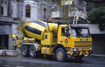 Scania 112 H Betonmischer in Luzern / Schweiz am 27.3.1990.