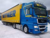 Dieses Bild wurde aufgenommen in eschenlohe auf dem gelnde der Spedition
Wittwer im Winter 2012.
MAN TGX XXL 480 D26 mit Planenauflieger Schmitz
AUfnahmezeit: 2012:12:10 10:25:47