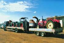 MERCEDES-BENZ NG 1619 Bj.1981 vor der Messehalle Niederrhein in Rheinberg.Der Anhnger(3,5t Tandem)ist von Fa. Stratmann aus Anholt 1993 gebaut worden.Die Ladung besteht aus Porsche Standard Star P238 (Bj.1962),Schliesing Holzzerkleinerer 220ZX,Hanomag R40(Bj.1946)und Hanomag Granit 500(Bj1965).