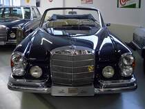 Mercedes 220 Cabrio (W111), Autosammlung Steim in Schramberg, 6.3.11 
Baujahr 1963 
6 Zylinder, 120 PS aus 2200 ccm. 
1520 kg schwer. 