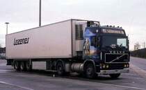 Volvo F 12 mit Khlsattel hier auf Rastplatz in Bruchsal am 5.3.1989.