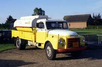 Volvo LKW Pritsche mit Tankauflieger hier am 4.9.1993 in 
Beekbergen / Niederlande.