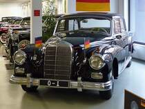 Mercedes 300 D (W189), Autosammlung Steim in Schramberg, 6.3.11 
Baujahr 1959 
6 Zylinder, 160 PS aus 2996 ccm. 
170 km/h schnell und 1950 kg schwer. 

Dienstfahrzeug von Bundespräsident Heinrich Lübke.