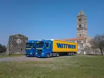 momentaufnahme spedition wittwer auf sardinien zwischen olbia und sassari
bei der pause...
lkw MB Actros 18.450 und MAN TGX XXL D26 18.480 mit Planeauflieger K�gel
Aufgenommen im M�rz 2012