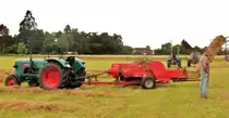 Hanomag Granit 500 mit Massey-Ferguson MF20 Ballenpresse in Vennikel am 1.Juli 2012.Warten auf den n�chsten Heuballensammelanh�nger.