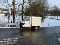 Schornsteinfeger steuert mit einem Piaggio-APE50 die n�chste Kehrstelle an; 130214