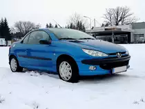Peugeot 206 C-Cabriolet Coupe, hat einen Parkplatz auf einer schneebedeckten Wiese auserkoren; 130216