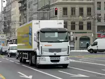 Renault Sattelschlepper unterwegs in der Stadt Genf am 14.02.2013