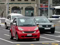 Rot und Silbergrauer Smart unterweg in der Stadt Genf am 14.02.2013