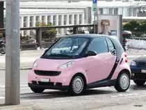 Rosa und Schwarzer Smart unterweg in der Stadt Lausanne am 16.02.2013