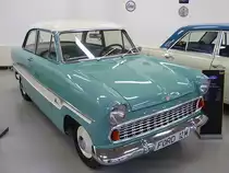 Ford 12 M Taunus, Autosammlung Steim in Schramberg, 6.3.11 
Baujahr 1962 
4 Zylinder, 38 PS aus 1172 ccm. 
115 km/h schnell und 870 kg schwer. 