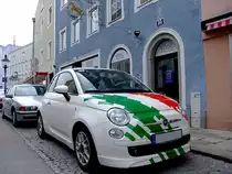 FIAT-500, ein kleiner Italiener mit passender Motorhaubenbeklebung; 120330