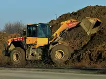 Komatsu WA 470 w�hlt sich am 18.o2.2013 durch den Schlamm der Baustelle in Aachen West.